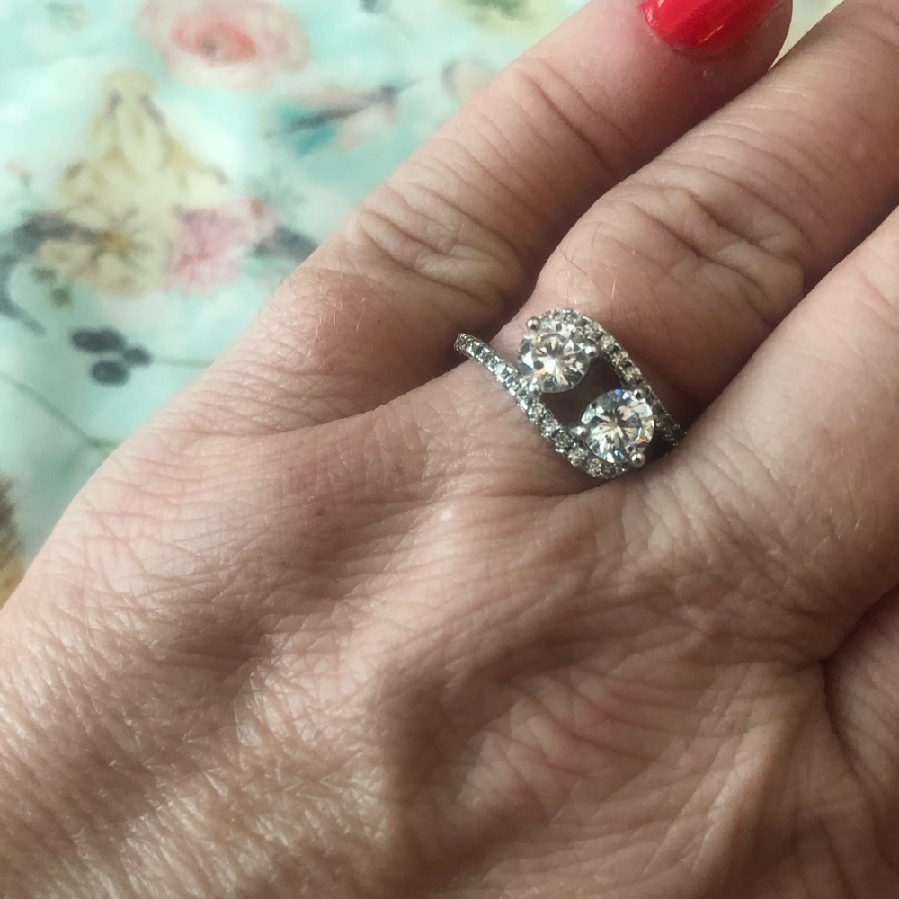 EUC WOMENS SS ring with white stones.